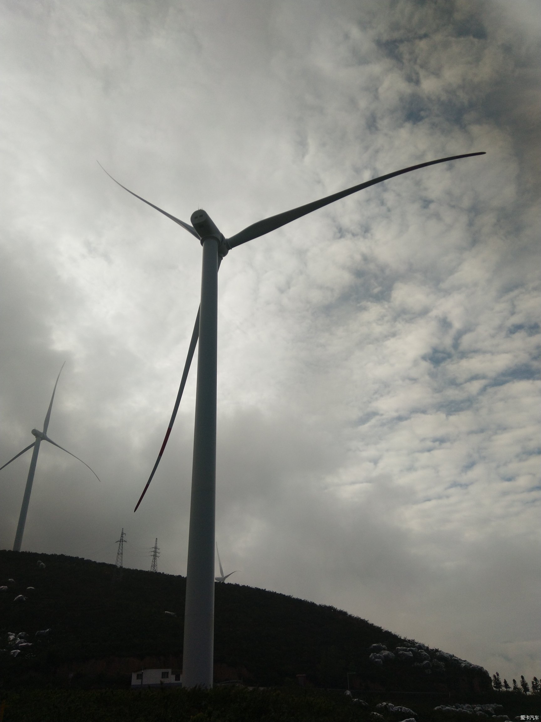 整车采用高强度+吸能的笼式车身结构