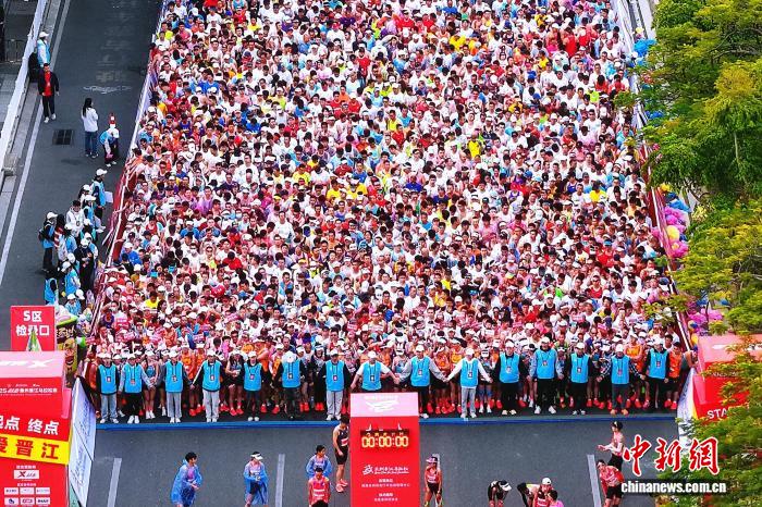 2025特步泉州晋江马拉松开跑，海内外选手畅跑世