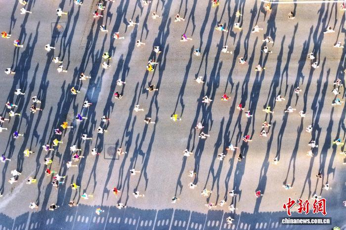 2025特步泉州晋江马拉松开跑，海内外选手畅跑世