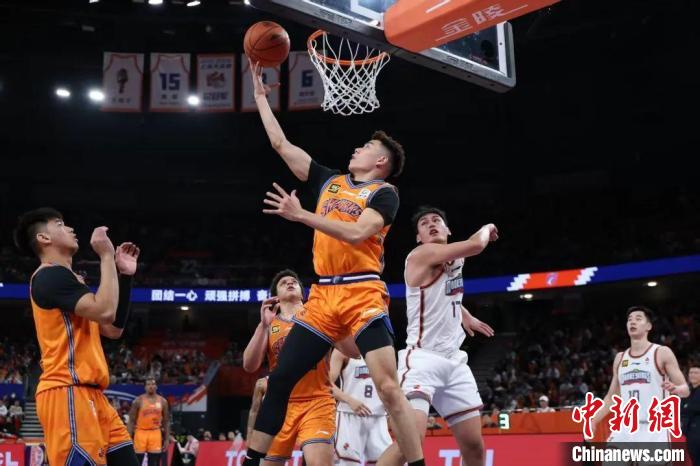 上海久事男篮112-89轻取南京同曦，战绩升至20胜