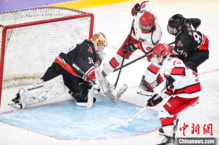 哈尔滨冰馆点亮总决赛开幕 齐齐哈尔兰迪队在揭