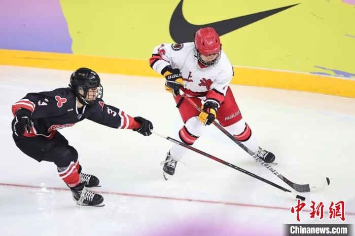 哈尔滨冰馆点亮总决赛开幕 齐齐哈尔兰迪队在揭