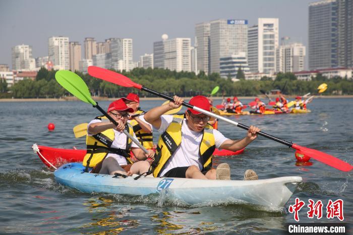 临沂市机关干部职工迎战皮划艇联赛 共庆全民健