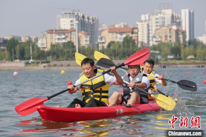 临沂市机关干部职工迎战皮划艇联赛 共庆全民健