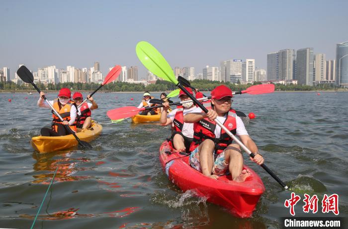 临沂市机关干部职工迎战皮划艇联赛 共庆全民健