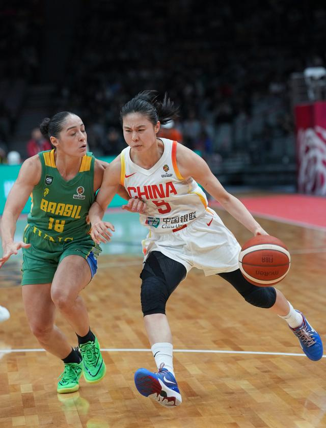 王思雨关键表现助中国女篮力克巴西，提前锁定