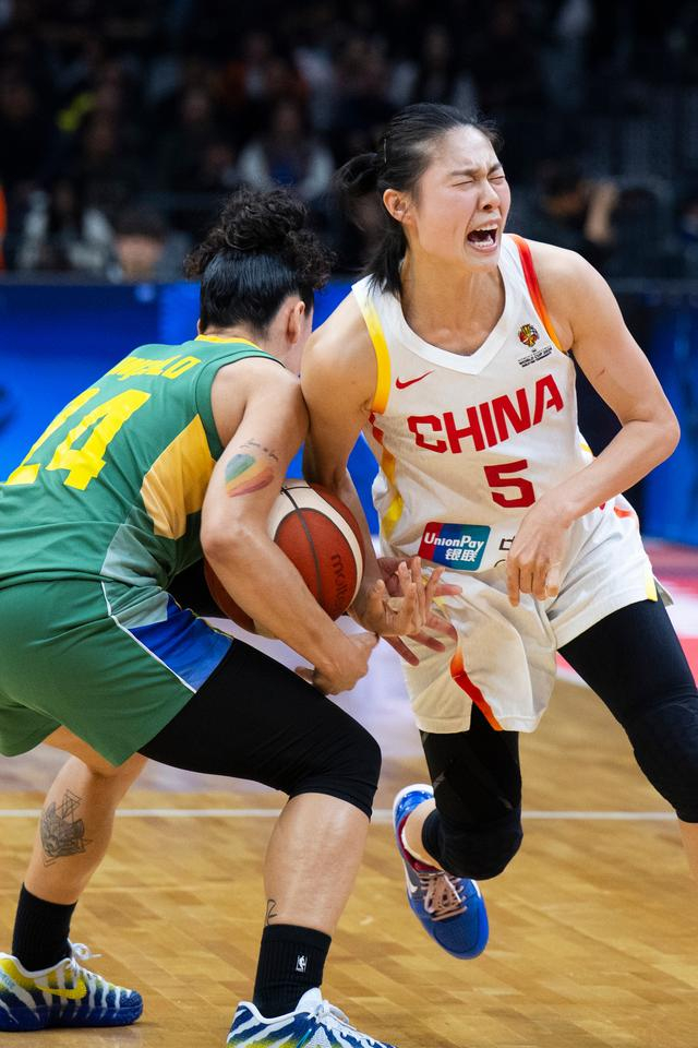王思雨关键表现助中国女篮力克巴西，提前锁定