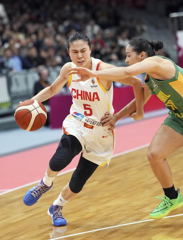 王思雨关键表现助中国女篮力克巴西，提前锁定