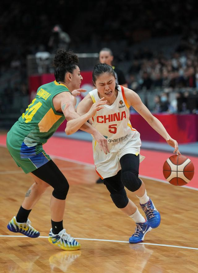 王思雨关键表现助中国女篮力克巴西，提前锁定