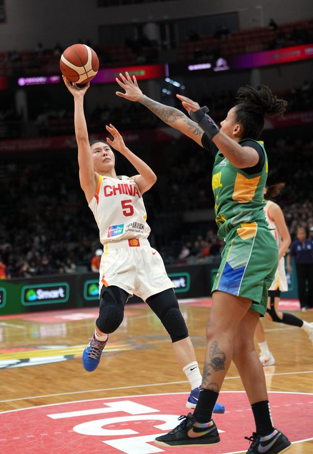 王思雨关键表现助中国女篮力克巴西，提前锁定