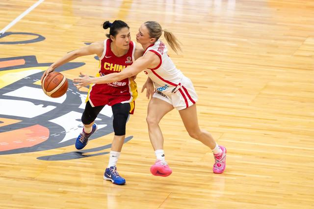 王思雨关键表现助中国女篮力克巴西，提前锁定