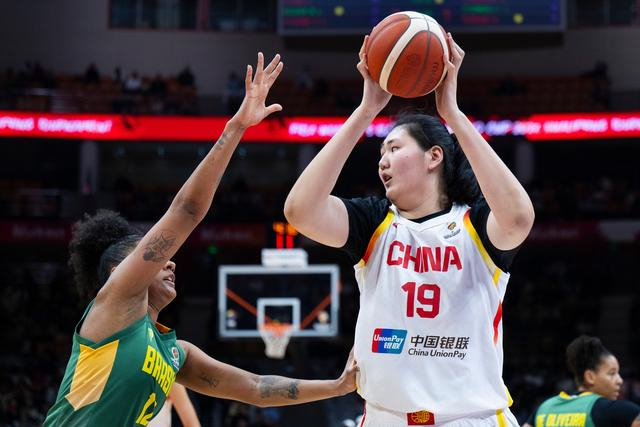 王思雨关键表现助中国女篮力克巴西，提前锁定