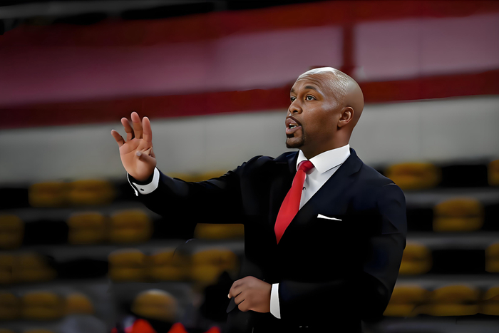 广州队末节换人失误遭逆转 米切尔防守策略成败