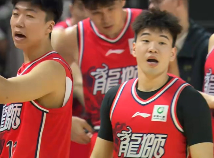 广州队末节换人失误遭逆转 米切尔防守策略成败