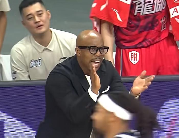 广州队末节换人失误遭逆转 米切尔防守策略成败