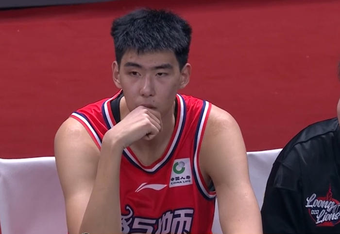 广州队末节换人失误遭逆转 米切尔防守策略成败