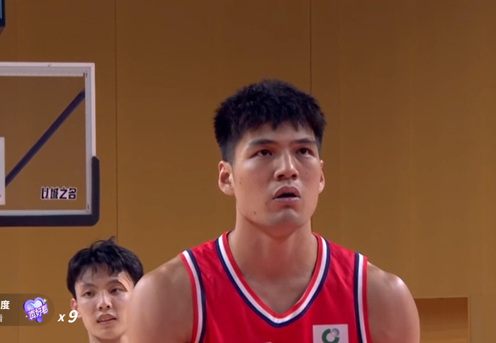 广州队末节换人失误遭逆转 米切尔防守策略成败