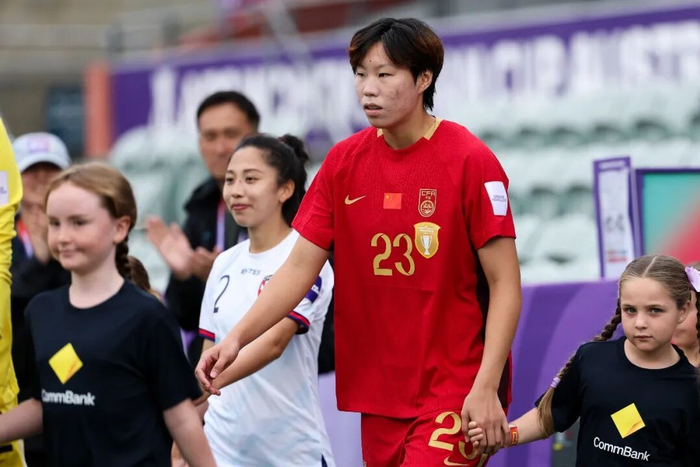 邵子钦亚洲杯首秀闪耀 双胞胎姐妹共筑女足梦想