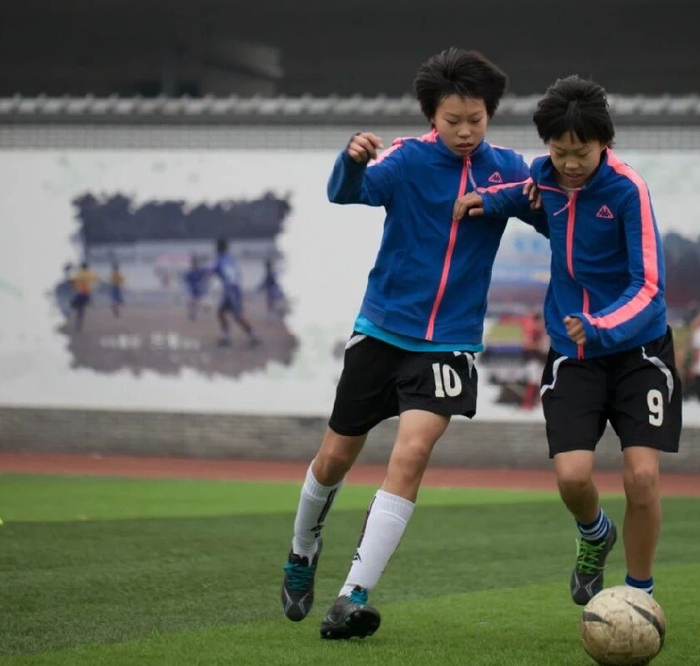 邵子钦亚洲杯首秀闪耀 双胞胎姐妹共筑女足梦想