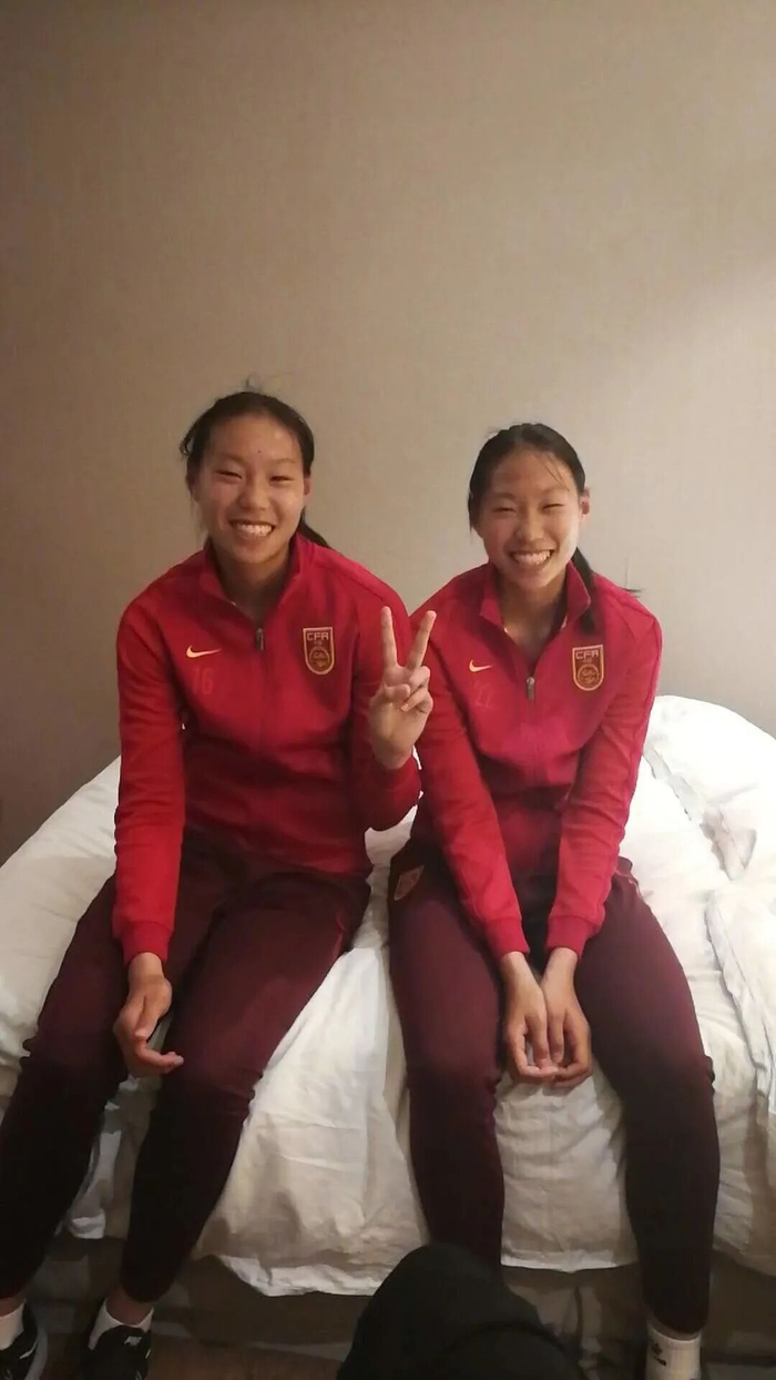 邵子钦亚洲杯首秀闪耀 双胞胎姐妹共筑女足梦想