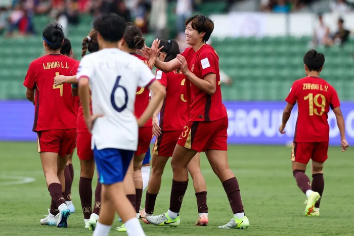 邵子钦亚洲杯首秀闪耀 双胞胎姐妹共筑女足梦想