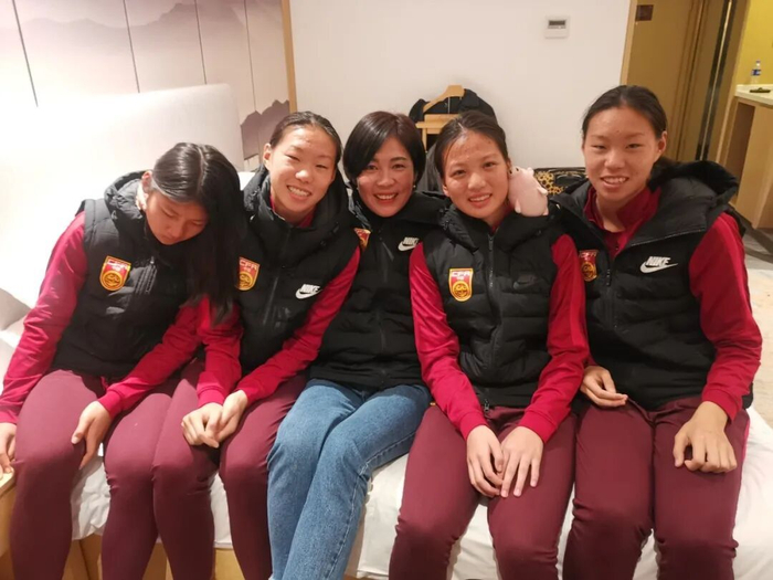 邵子钦亚洲杯首秀闪耀 双胞胎姐妹共筑女足梦想