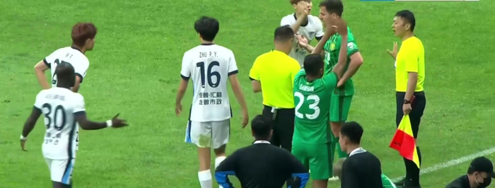 大连英博多一人遭国安3-0横扫 赛场崩盘令球迷震